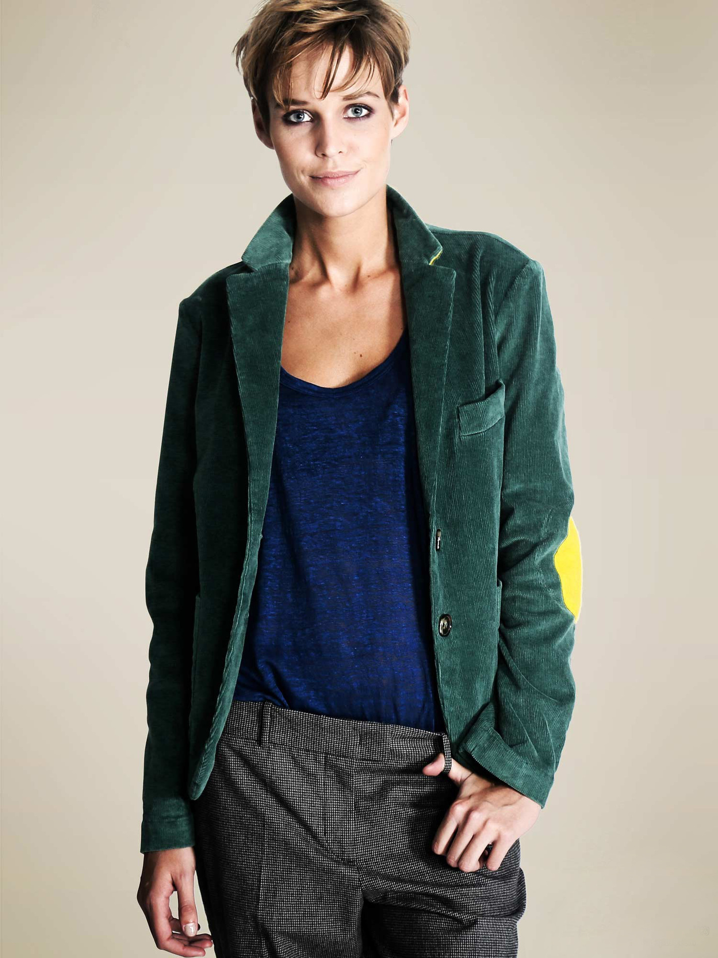 女外模中性风摄影  广州子道广告公司是一家专业从事各类服装产品类的