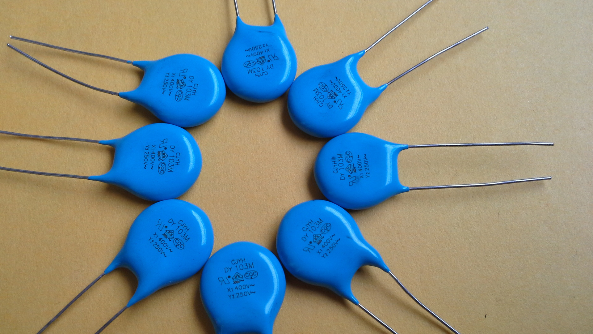 厂家优势供应全系列环保安规电容y5v103m 250v 7.5*25