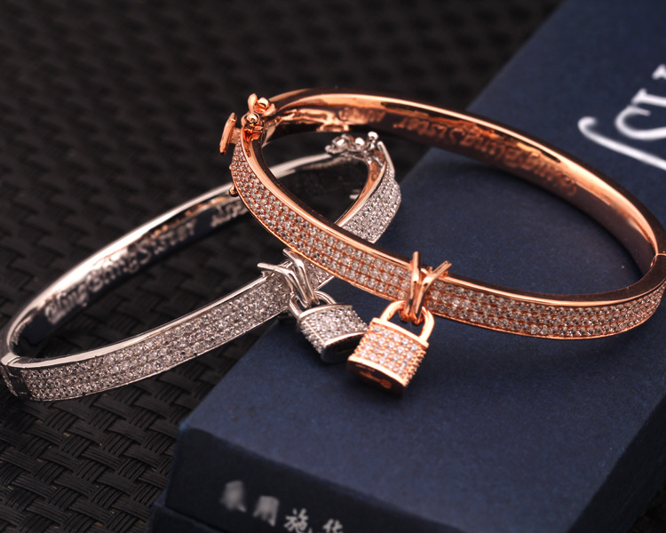 新款欧美大牌奢华微镶锆石专柜同款吊锁女式手镯 混批发首饰品