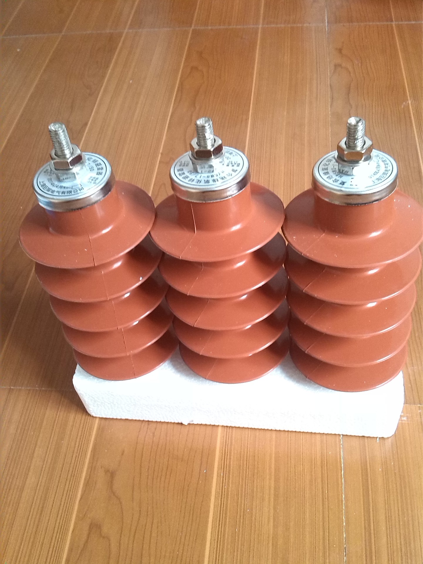时流过避雷器的电流极小(微安或毫安级);当过电压作用时,电阻急剧下降