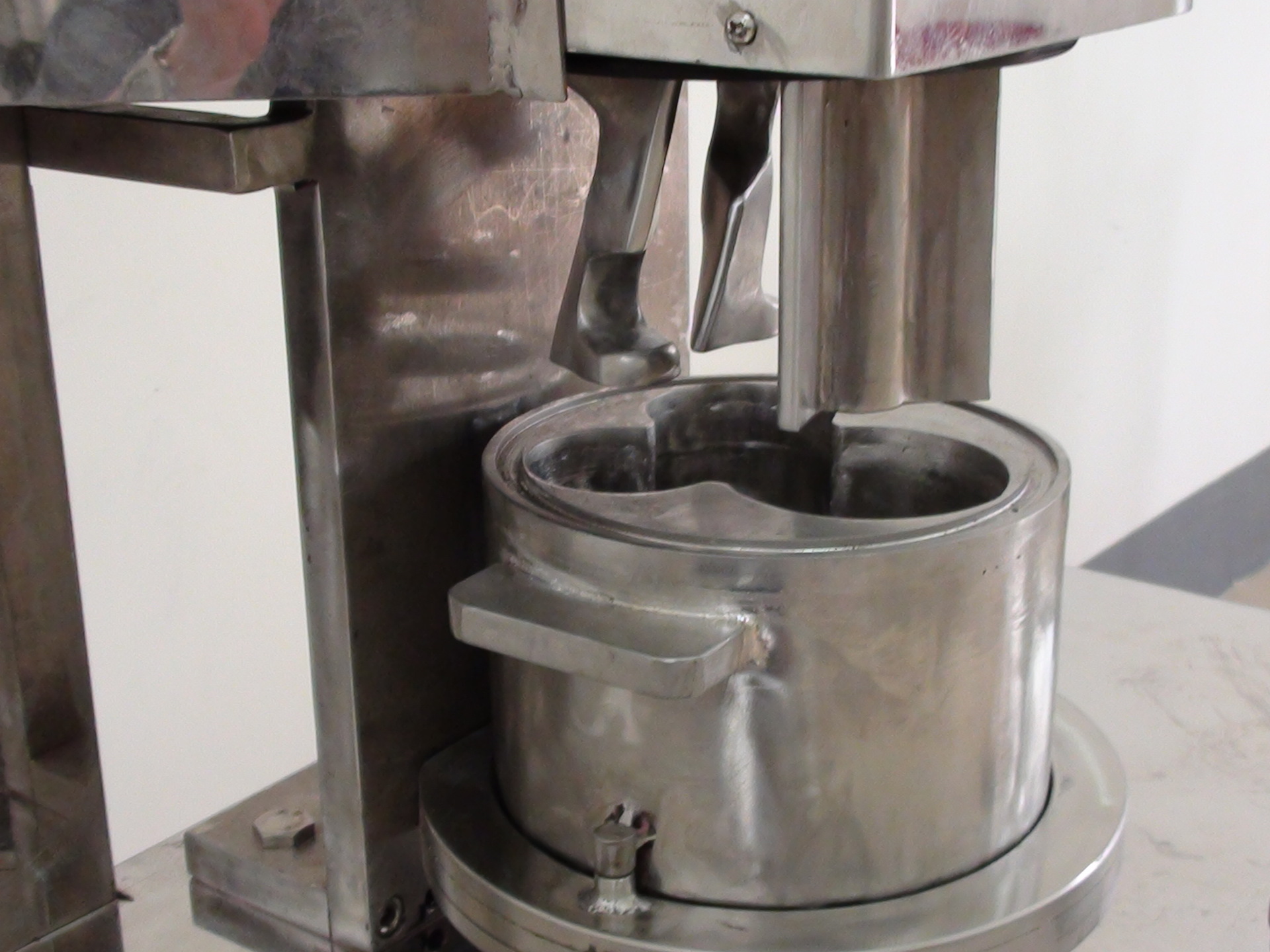 2l立式捏合机该机用于物料混合.带加热与真空 华宇捏挤说明