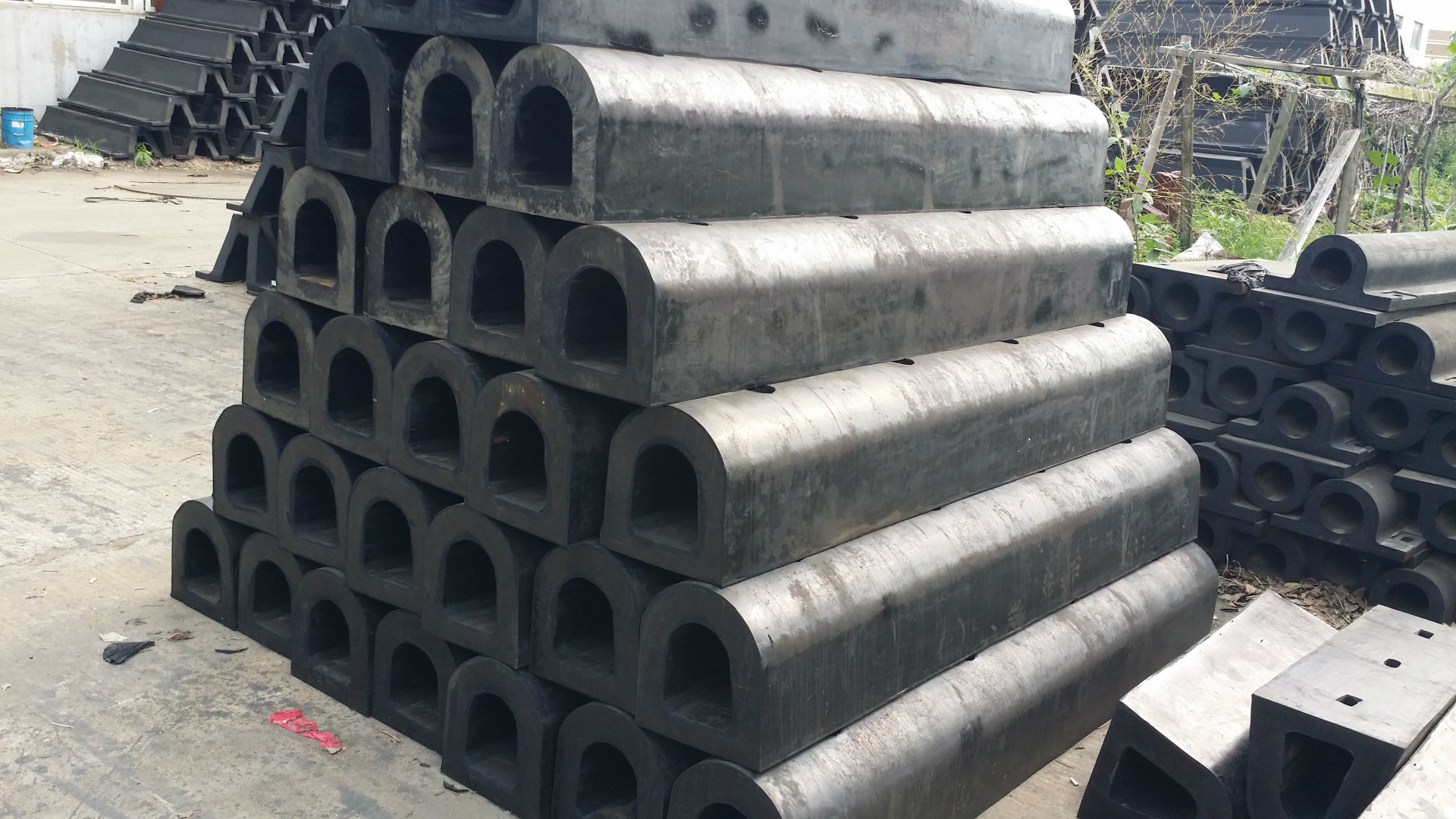 厂家直销各种船用护舷 橡胶护舷 d型护舷 港口 码头护舷