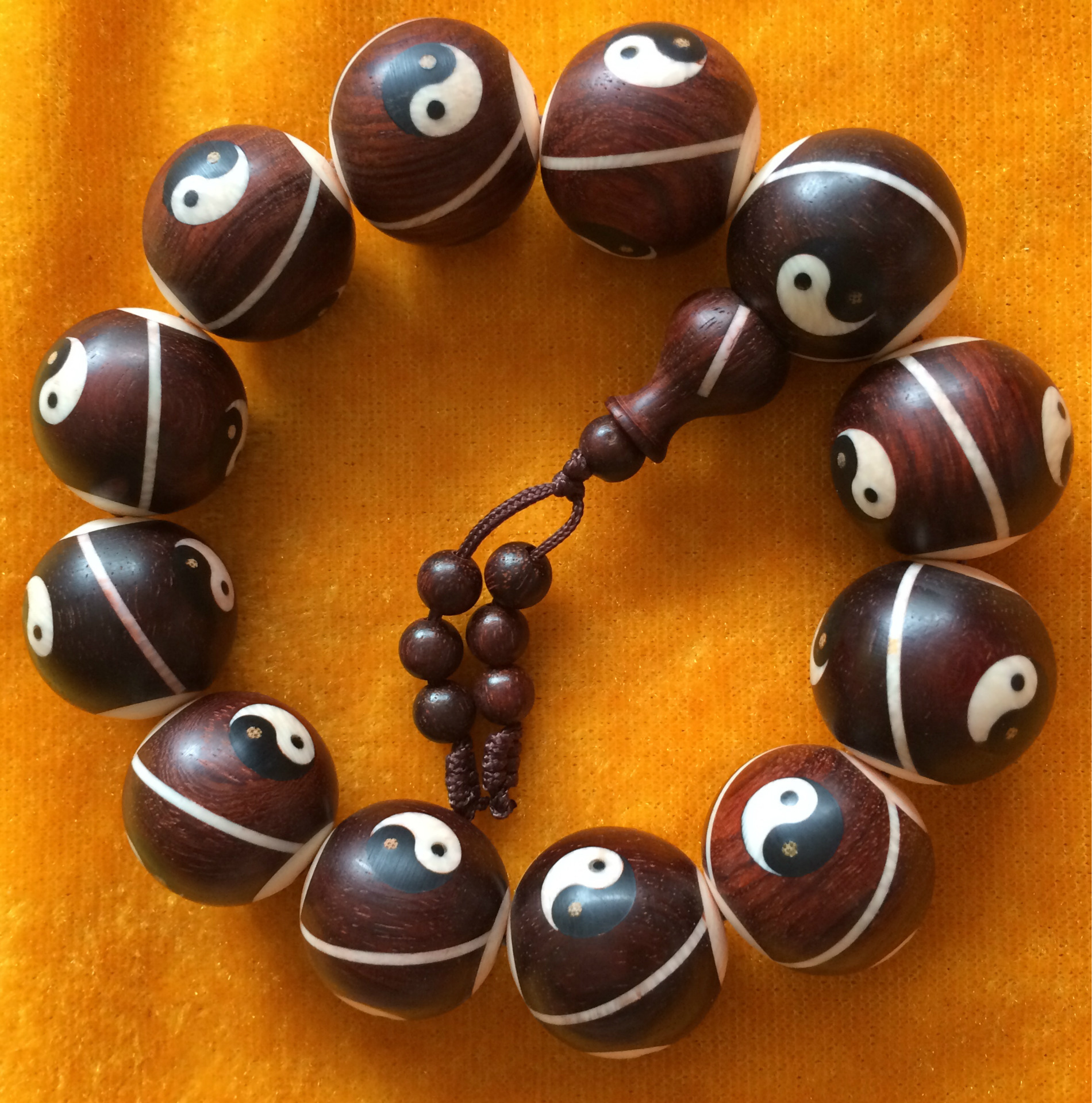 时下许多并非信仰佛教的男女,皆以佩带手串为荣,使手串俨然成为一种