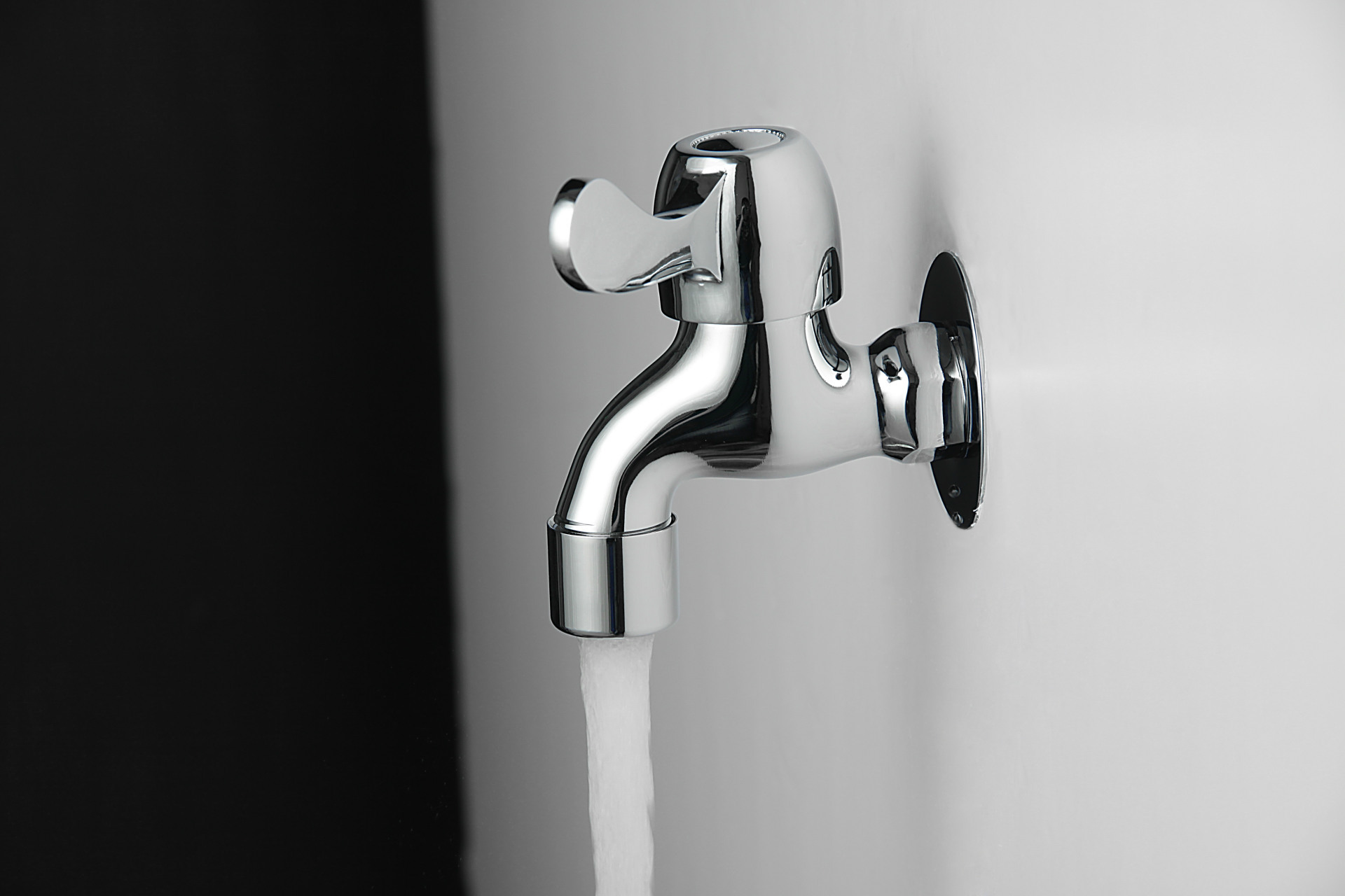 厂家供应83102订制特供低价促销水龙头扳手式单柄单控优惠低价位