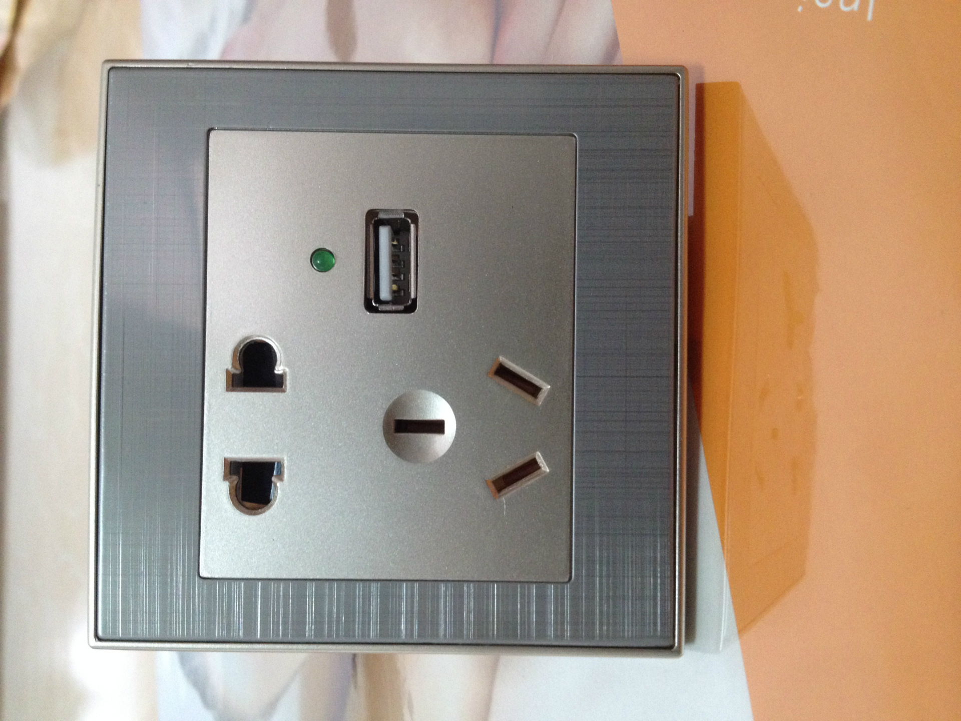 多功能墙壁插座,带2插,usb接口