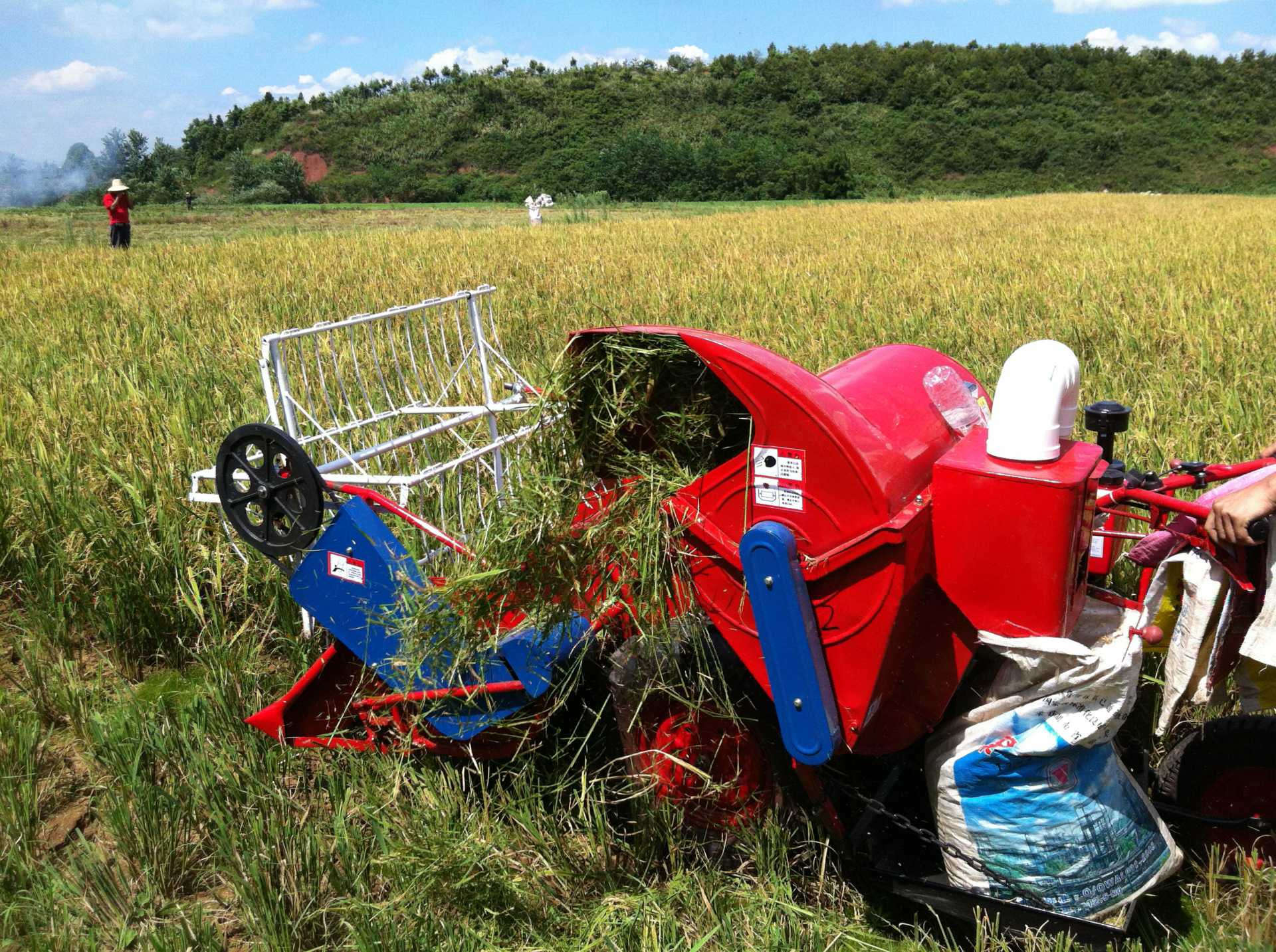 供应最优质小型收割机,两人抬得走,4lz-0.6稻麦联合收割机图片_5