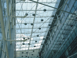 专业制作吊挂式全玻璃幕墙,北京大兴东方盛幕墙装饰工程有限公司