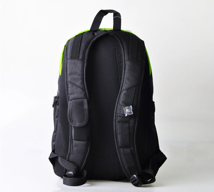 最让我眼前一亮的是竟然使用了nifco的包扣 不了解的百度一下 nifco是