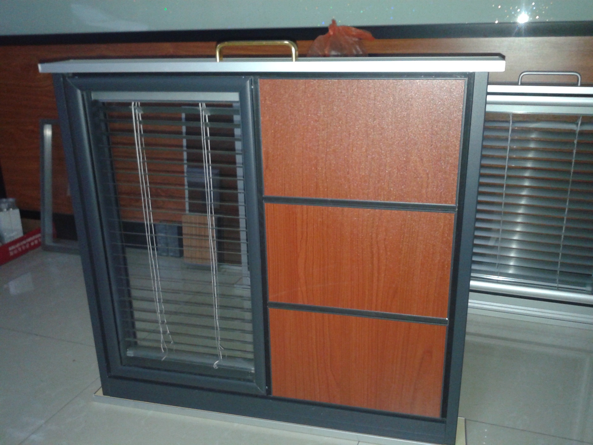 大量供应仿奥巴斯款办公隔断铝型材