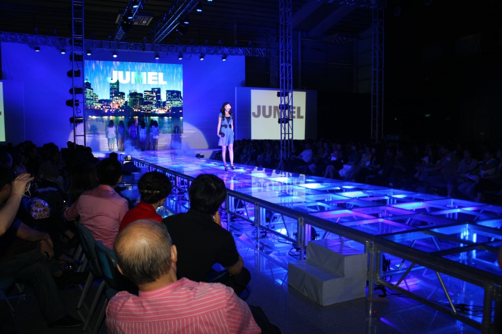 本产品 火热销售中 水晶玻璃舞台 时装秀舞台 商场促销舞台