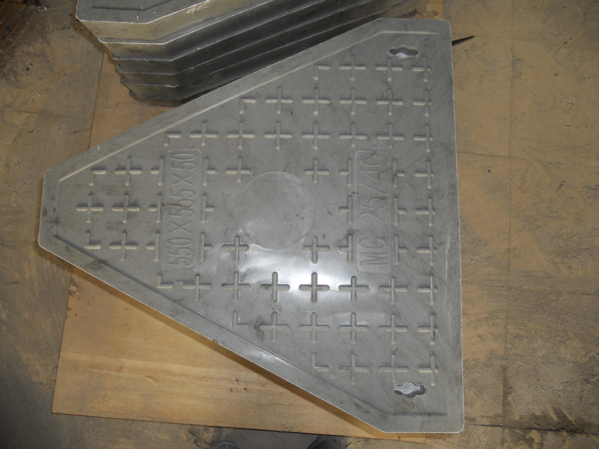 岳峰牌高分子树脂三角型井盖出口产品质量好内径50050050mm