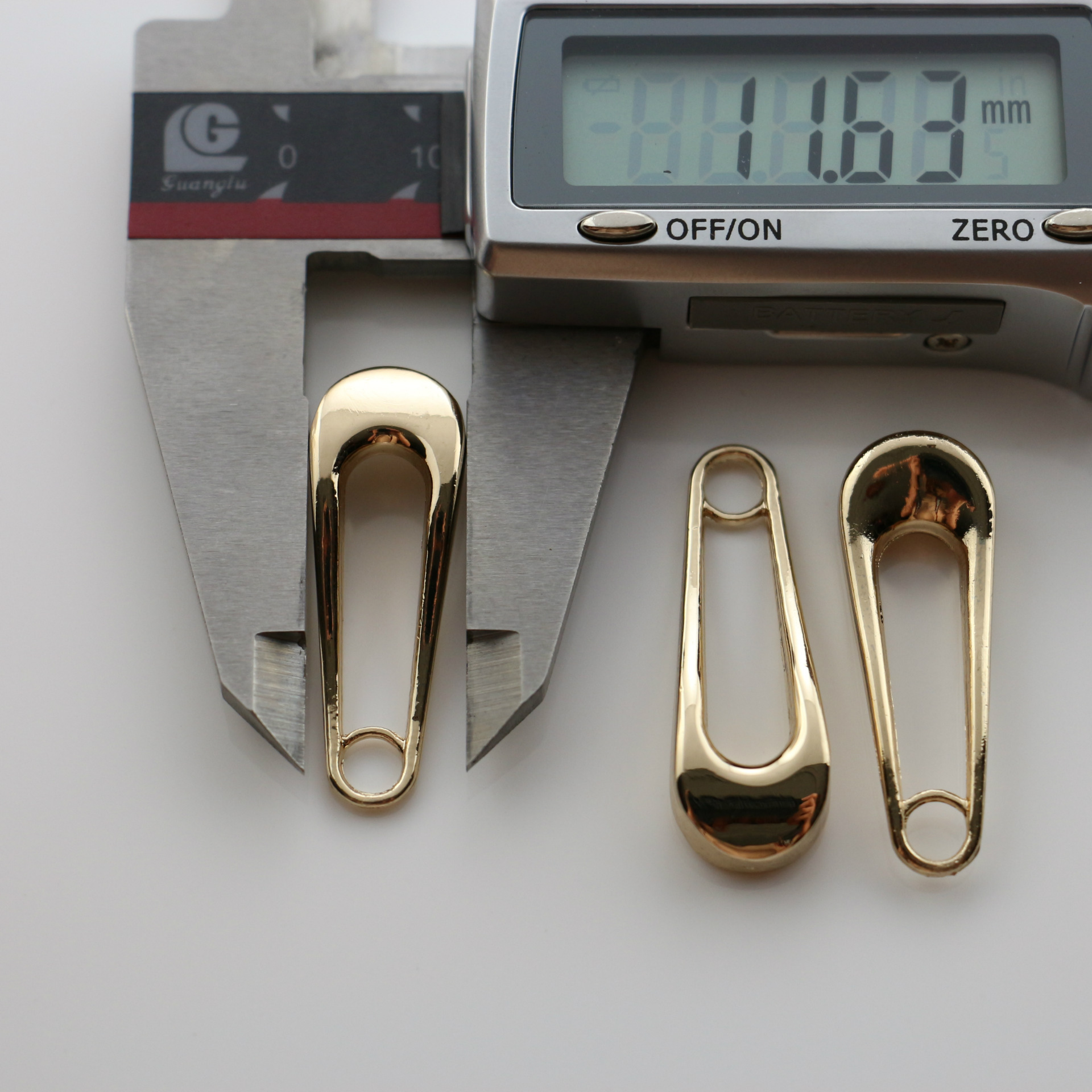 【厂家直销】5#金属拉链头 锌合金拉链片 长条镂空拉片 挂广东金