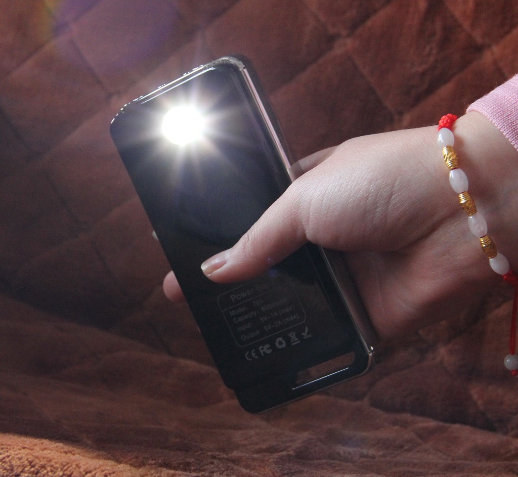 厂家直销强光手电筒7800mah移动电源充电宝iphone5充3次简单美观