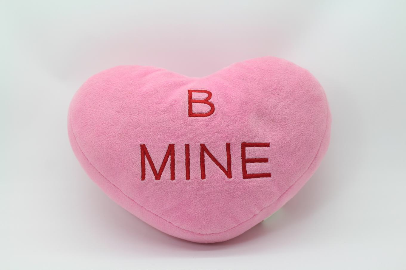 厂家定制心形毛绒抱枕 个性情侣抱枕靠垫 简约爱心抱枕定做批发