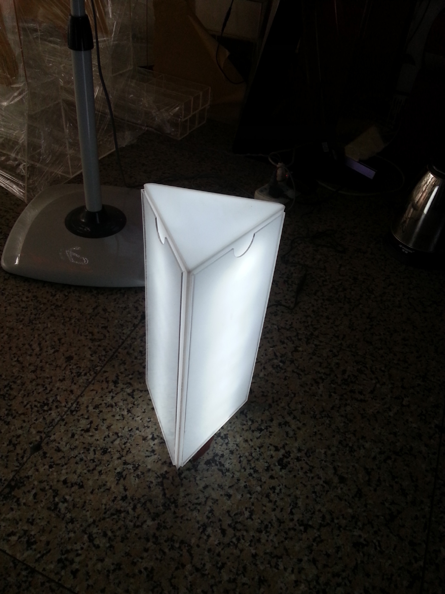 三角形白色发光灯箱画面自由换现货量多可优惠包邮手机维修灯箱