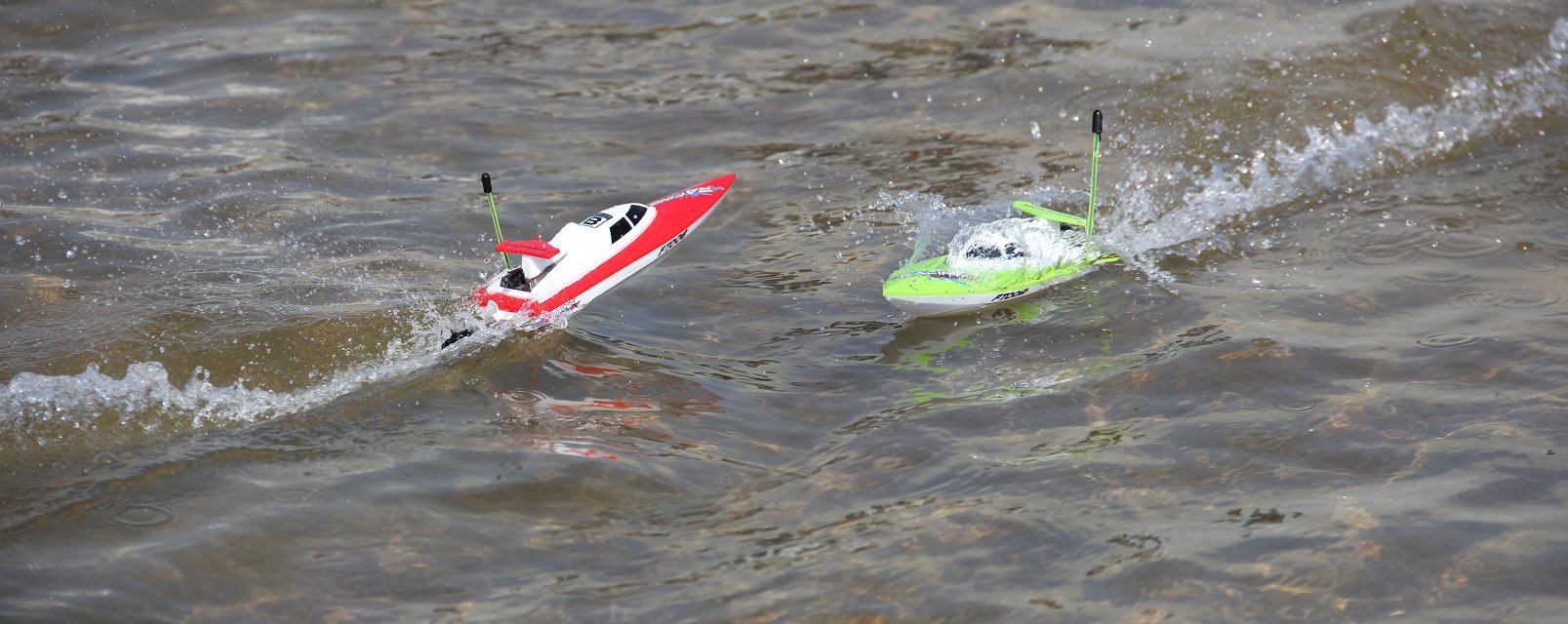 热销夏日玩具 最新款遥控船高速快艇ft008 水上遥控电动玩具模型