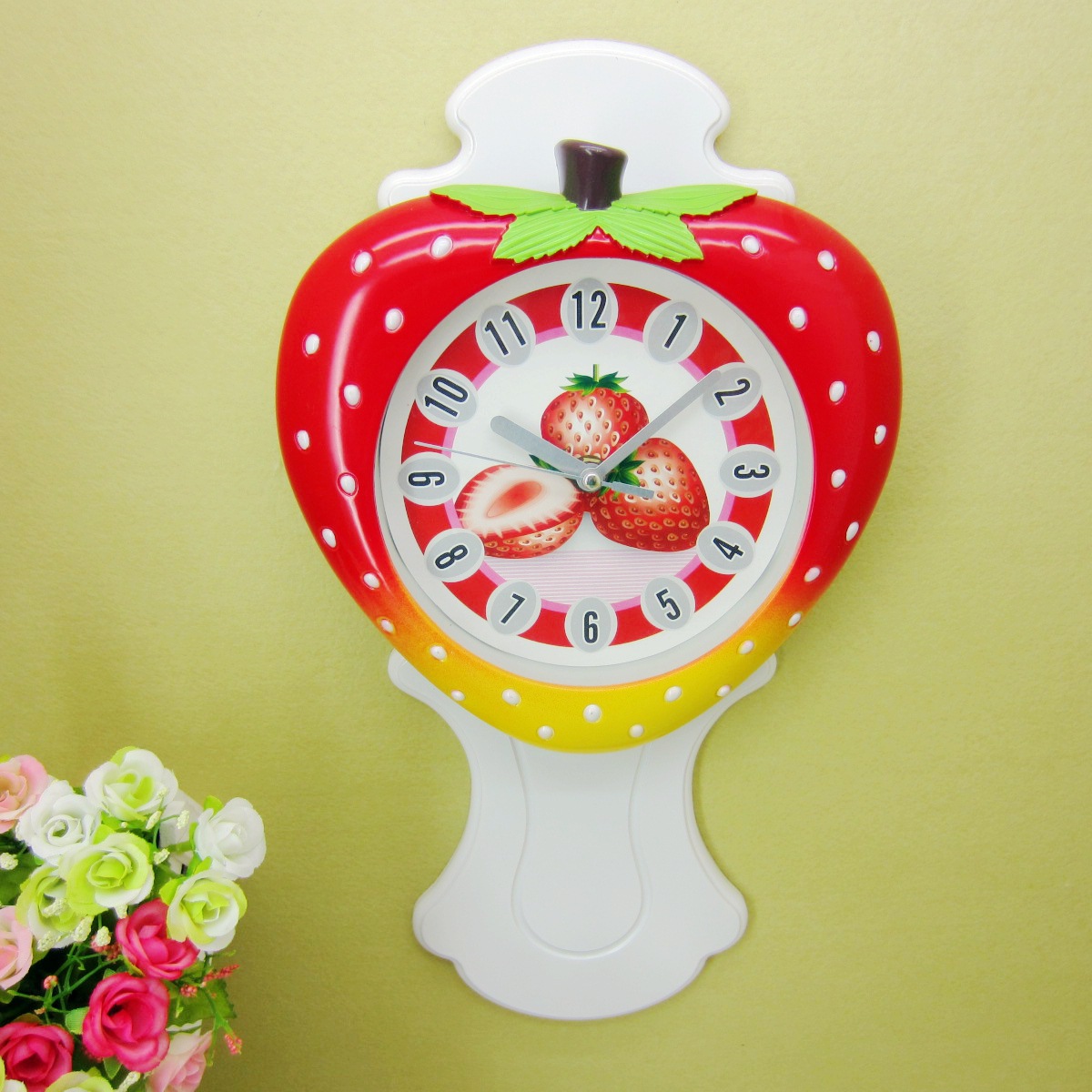 【精美礼品】 厂家直销 家居装饰钟表 卡通草莓摇摆挂钟 塑料挂钟