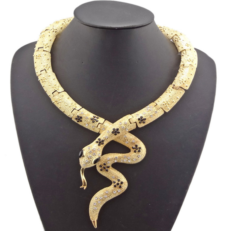 黄金蛇形项链(蛇形项链的含义)