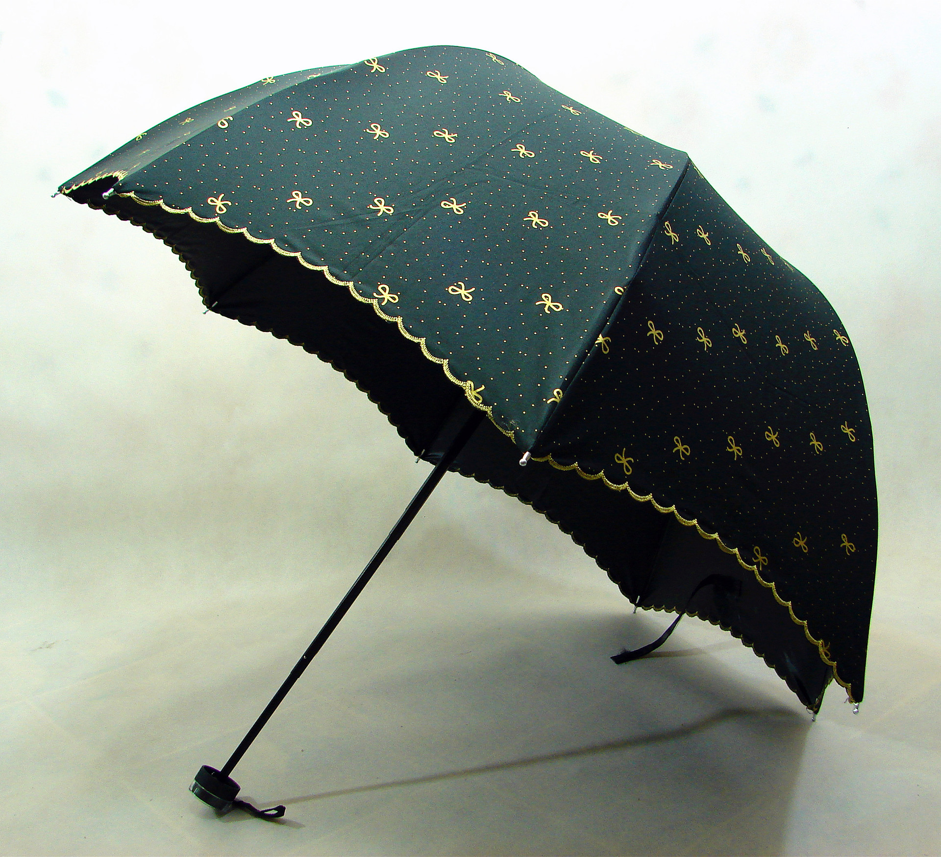 新款蝴蝶结黑胶三折防晒伞拱形绣花边太阳伞金点晴雨伞紫外线456_居家