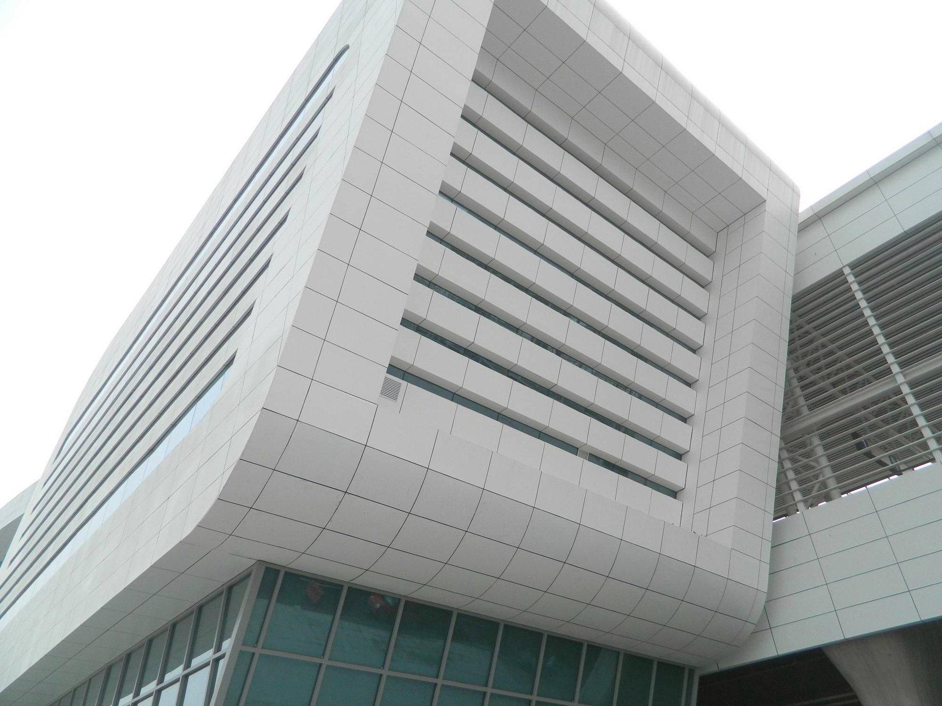 三亚地区铝合金扣板装饰公司 工程造型天花 铝幕墙 铝单板厂家