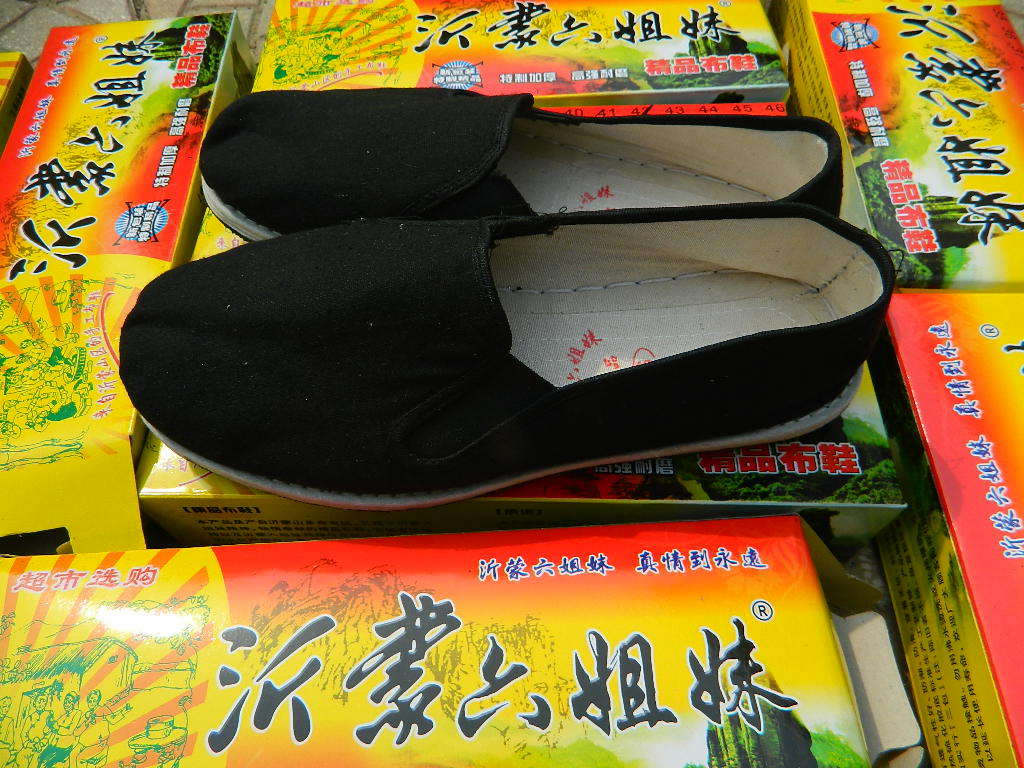 沂蒙六姐妹松紧口布鞋 特价供应