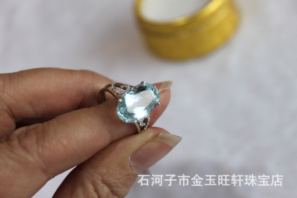 【包装】精美礼盒【数量】独一无二【材质】可可托海海蓝宝【颜色