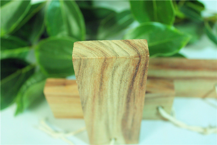 &nbsp;&nbsp;&nbsp; 我们的香樟都是百分百天然原木打磨,不泡药水表面