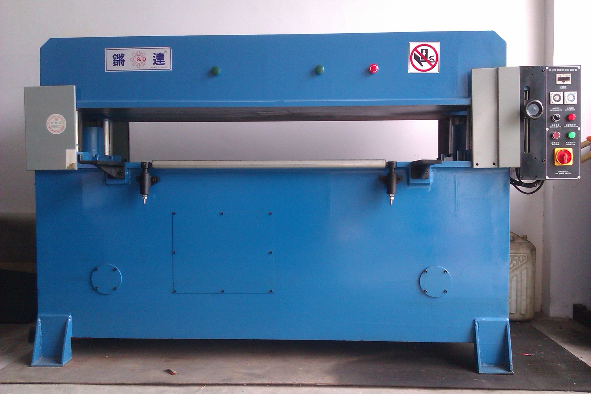 供应皮革 布料 面膜专用油压四柱裁断机