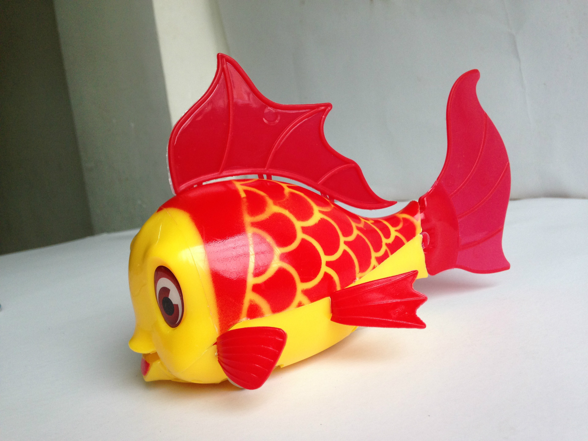 电动摇摆鱼发光玩具带音乐创意小鲤鱼地摊热卖夜市地摊玩具