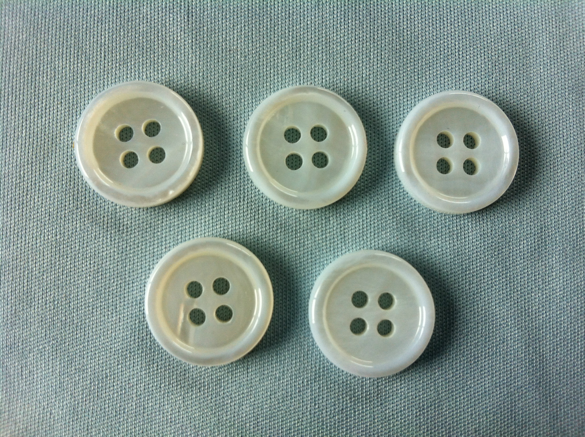 供应15mm四眼细边白色贝壳纽扣