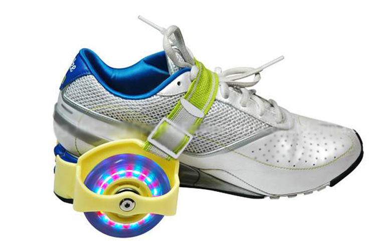 永康厂家现货供应儿童四轮闪光风火轮 pu 3灯可调节暴走鞋