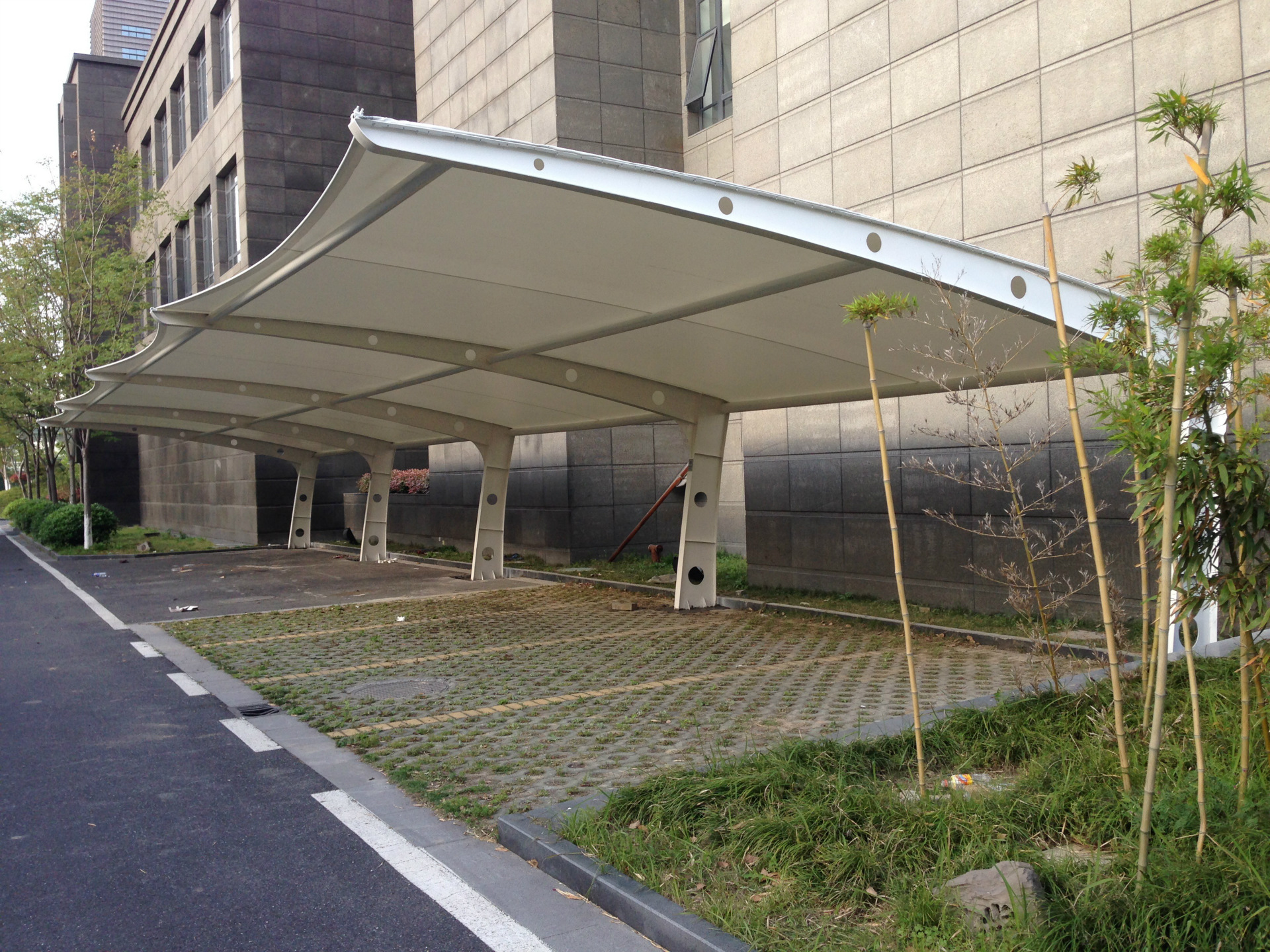 诚信厂家批发英伦牌汽车停车棚 膜结构停车棚 防雨