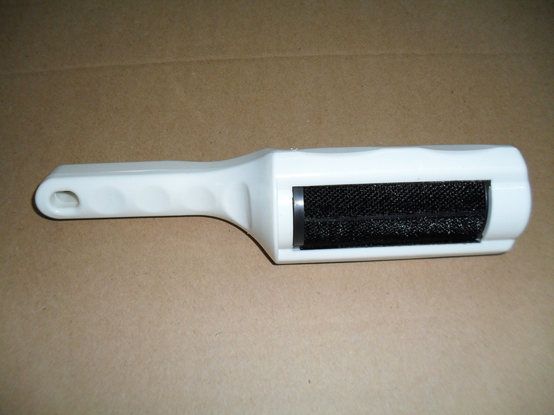 供应超洁微型静电干洗器 白色双面旋转自动清洁服装除尘刷粘毛器