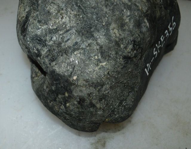 【多利多翡翠赌石】莫湾基黑乌沙精品翡翠原石 重12.8kg