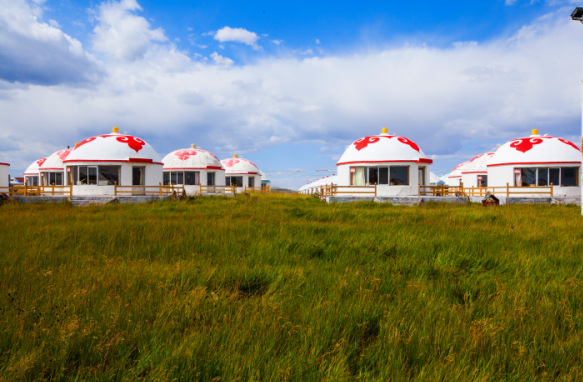 窝阔台蒙元文化度假中心坐落在内蒙古黄花沟草原景区,位于内蒙古自治