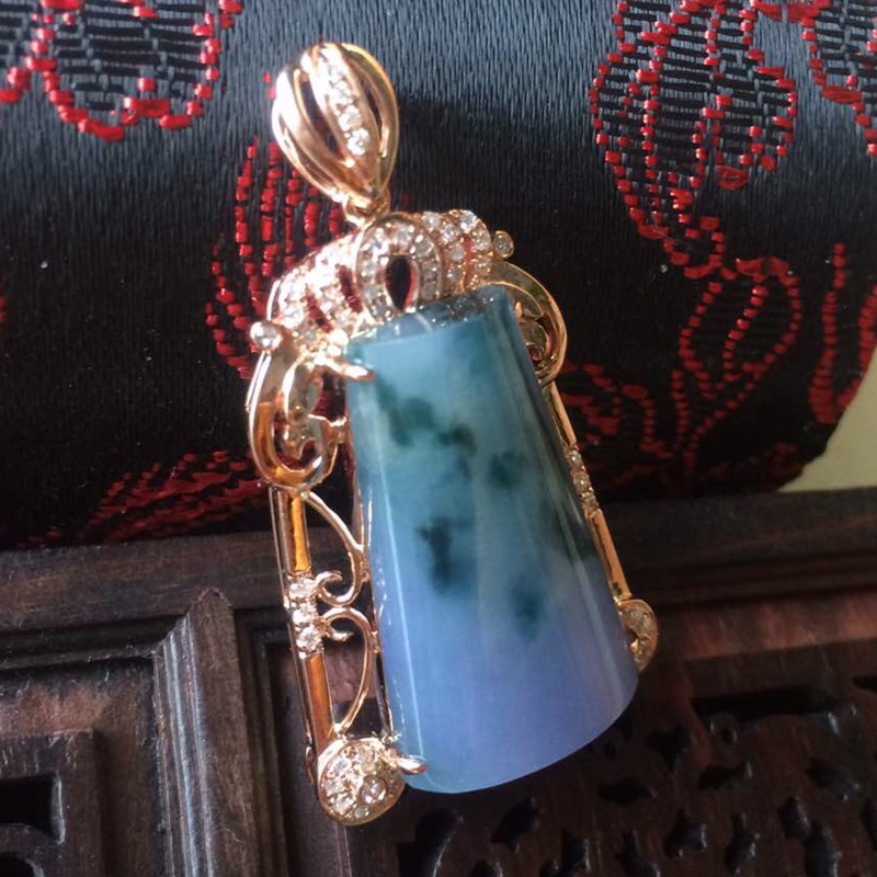 广东四会天然翡翠a货保平安18k金加钻镶嵌细糯紫罗兰飘兰花无事牌