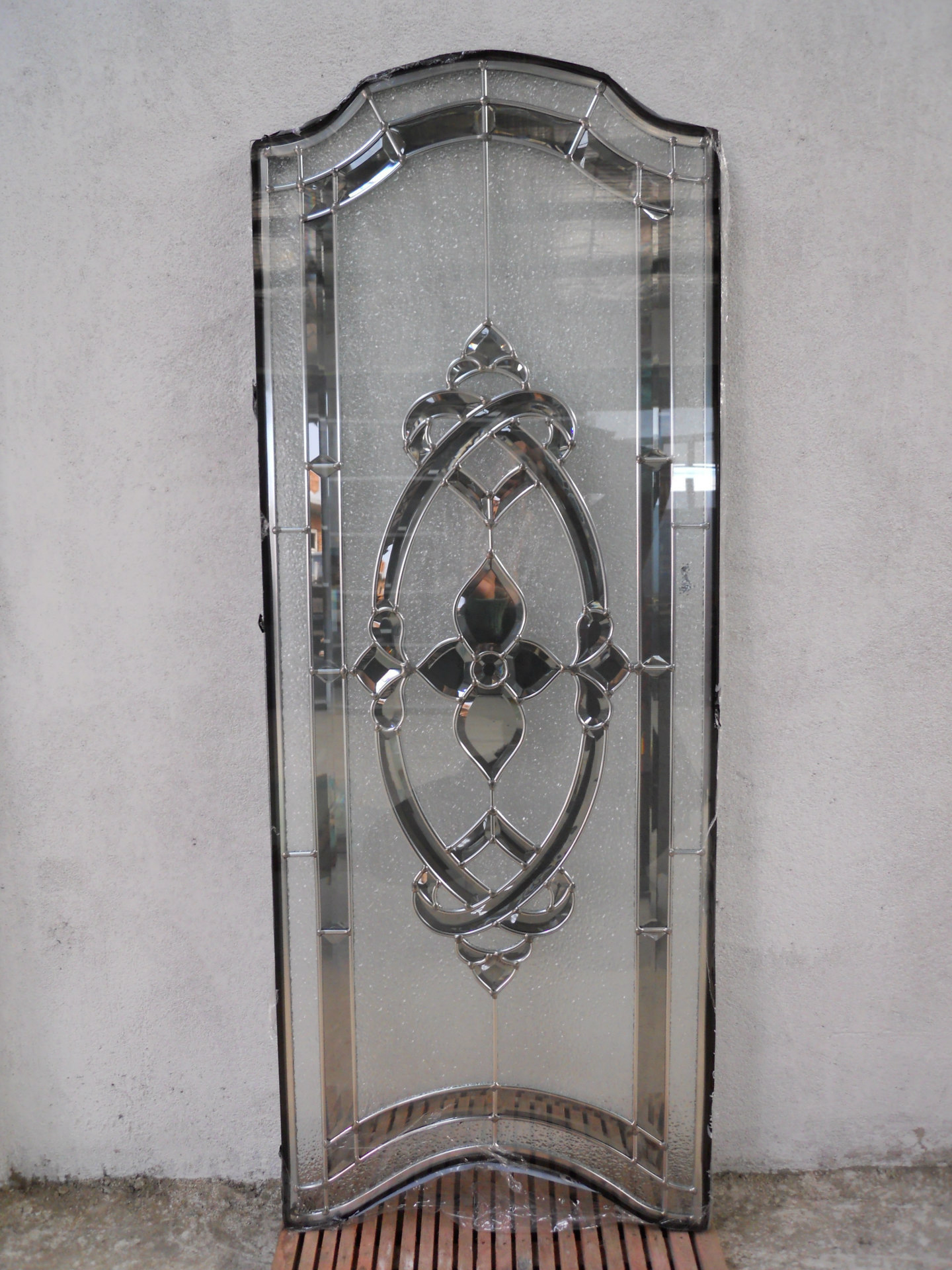 秦皇岛益家专业供应双面钢化耐热性强铜条镶嵌玻璃 - 玻璃批发交易网