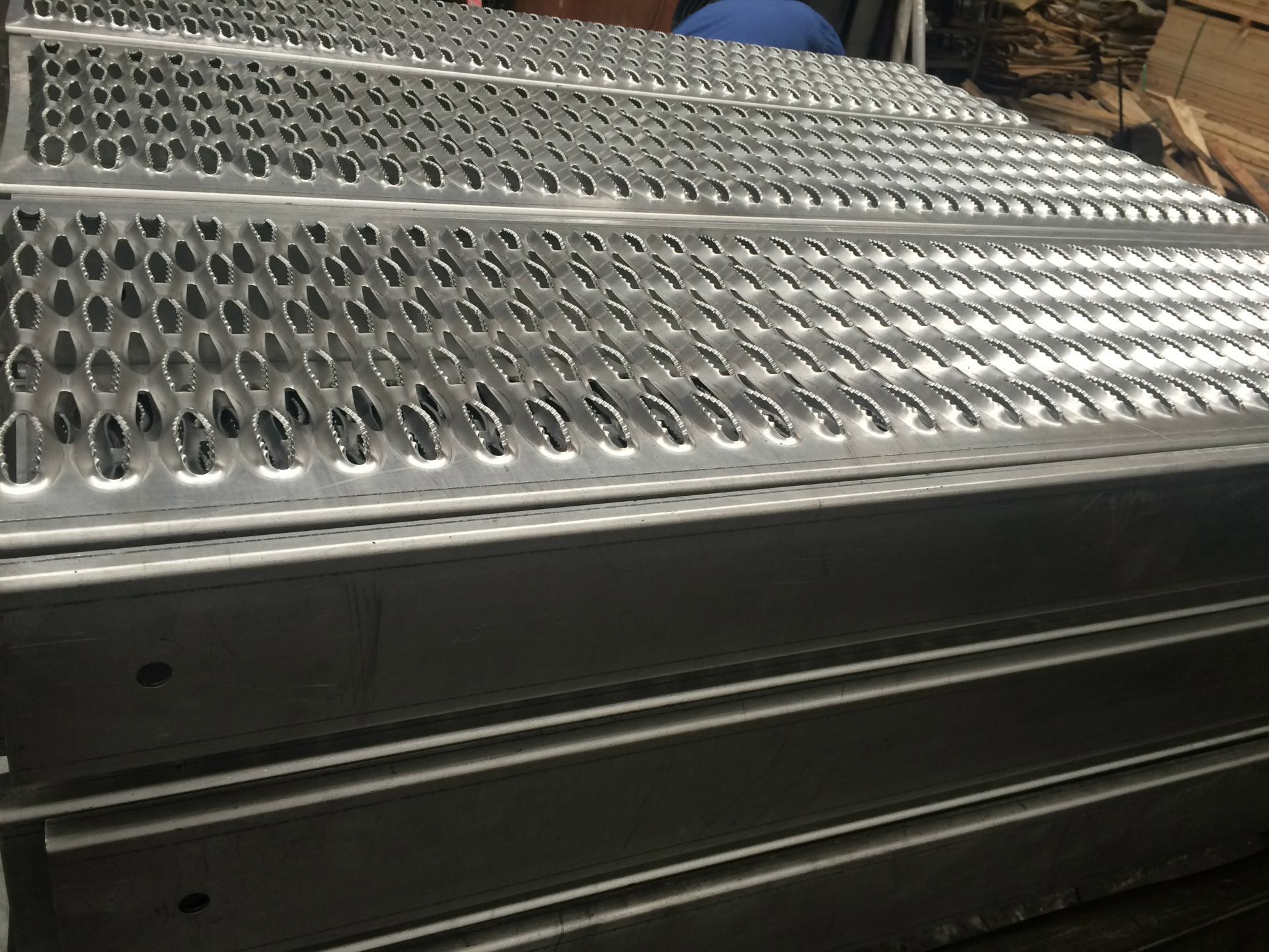 厂家直销鳄鱼嘴齿形踏步铝合金防滑板