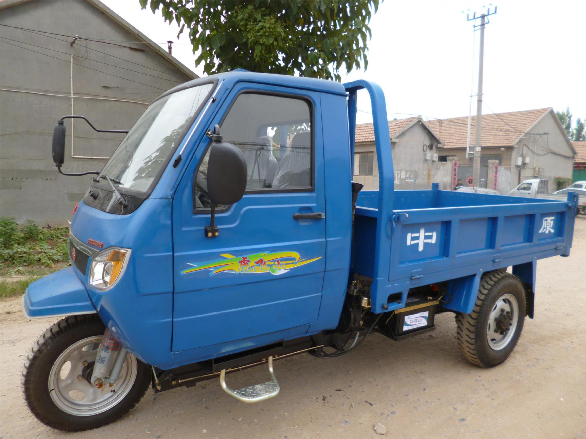 全封闭驾驶室,轴传动农用三轮车,带备胎断气刹,涡轮蜗杆方向机