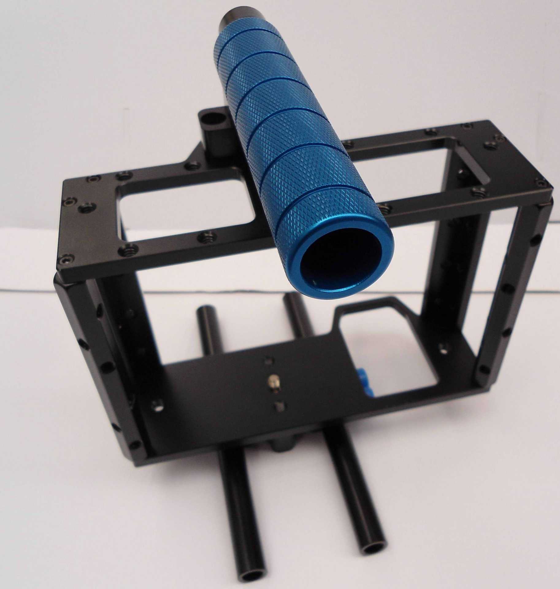 电池和内存卡可以快速取下         : &nbsp; &nbsp;兔笼是专业的相机