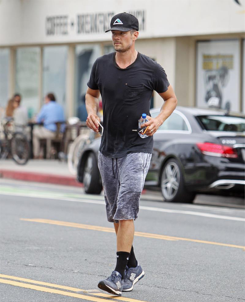 男星出街都爱素色棒球帽