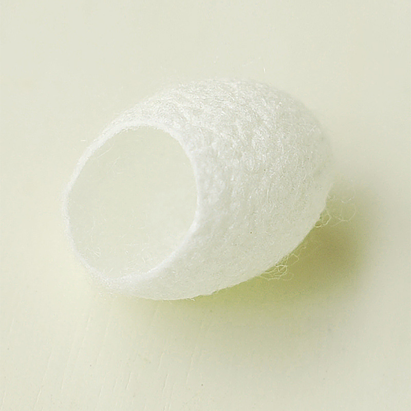 桑蚕丝 蚕蛹蛋白面料是综合利用生物工程技术,化纤纺丝技术,高分子