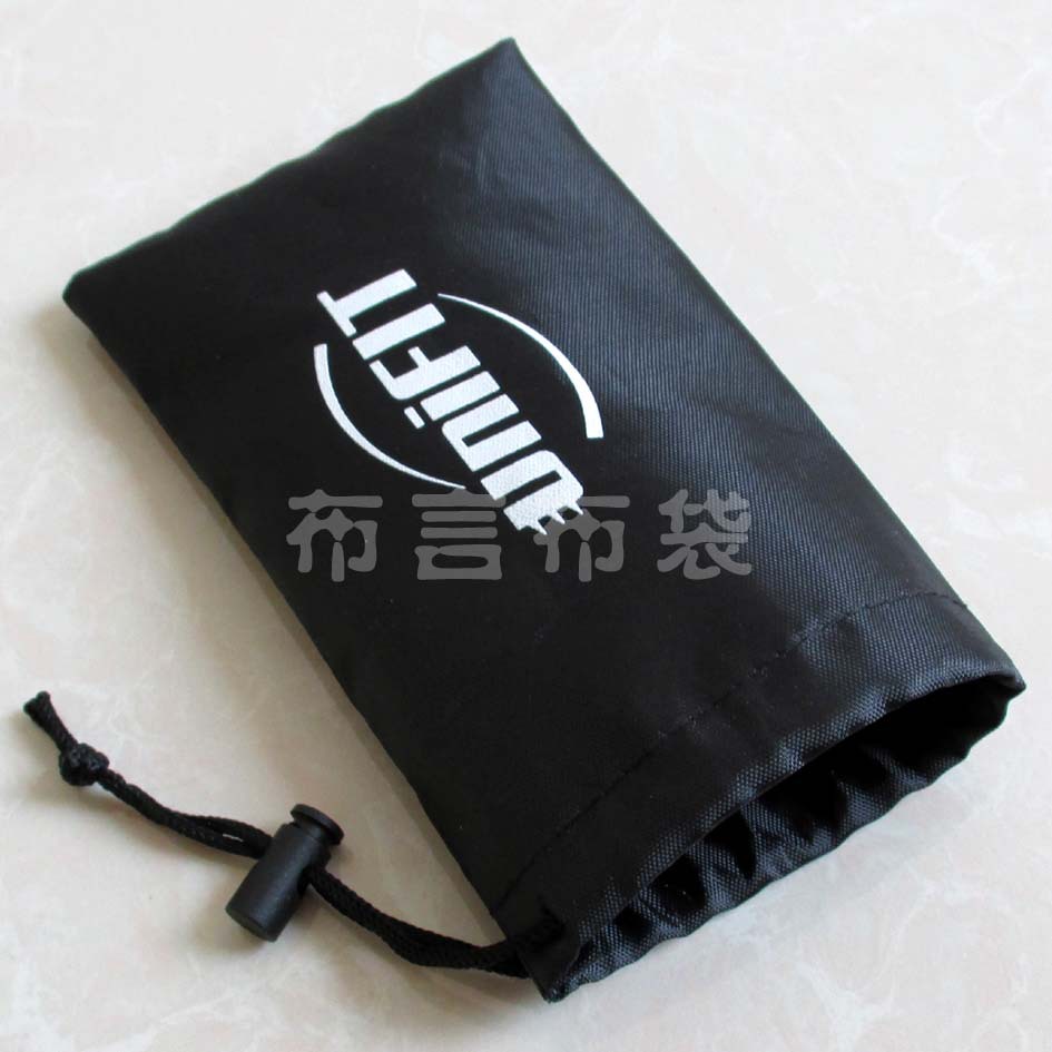 厂家定制黑色210d单肩抽绳猪鼻扣子束口时尚拉力绳子收纳尼龙布袋
