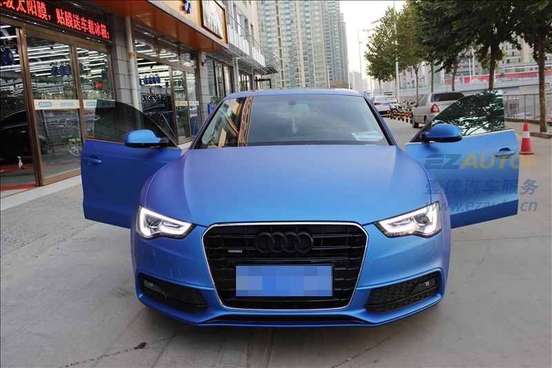 2,与全车喷漆相比,改色贴膜施工简易,对车辆完整性的保护更好;颜色