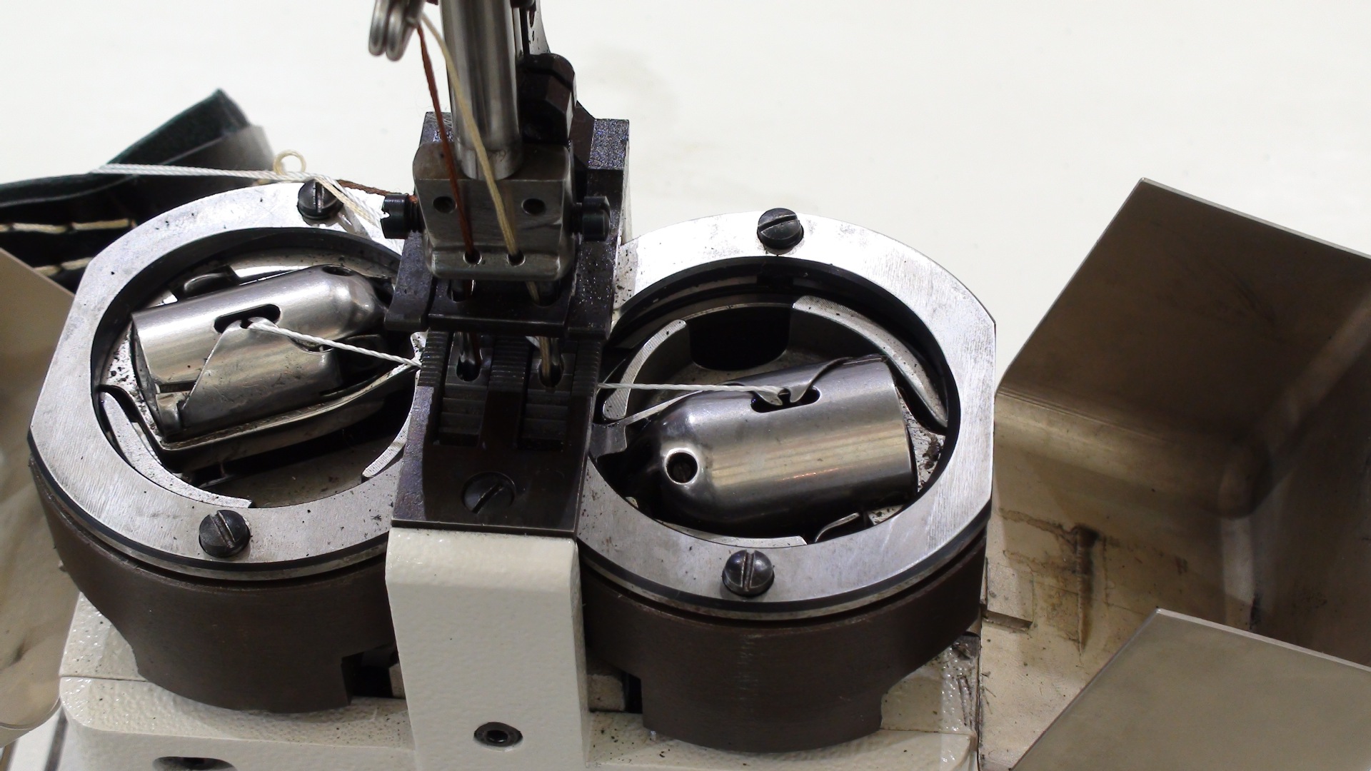 河北志强a243-2a-cl型摆梭双针立柱式综合送料特厚料缝纫机