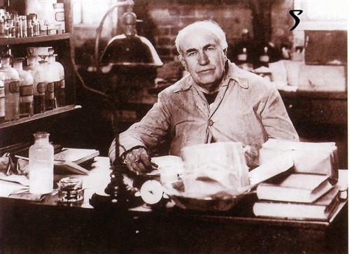 伟大的发明家爱迪生先生发明了钨丝灯让世界一片光明,从事电光源