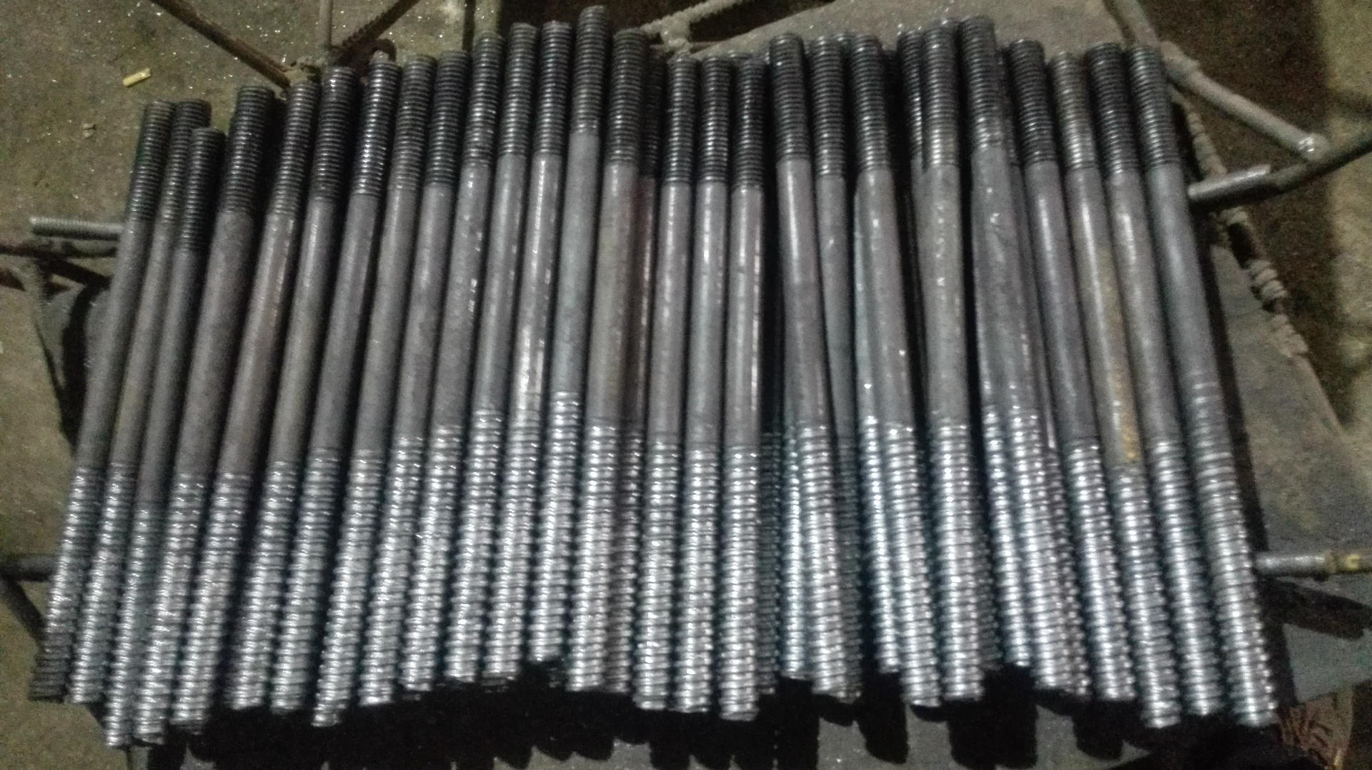 三段式止水螺杆图片