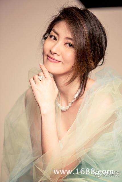 品牌特意为陈慧琳塑造多个不同"幸福女人"的形象,她更特别以清爽短发