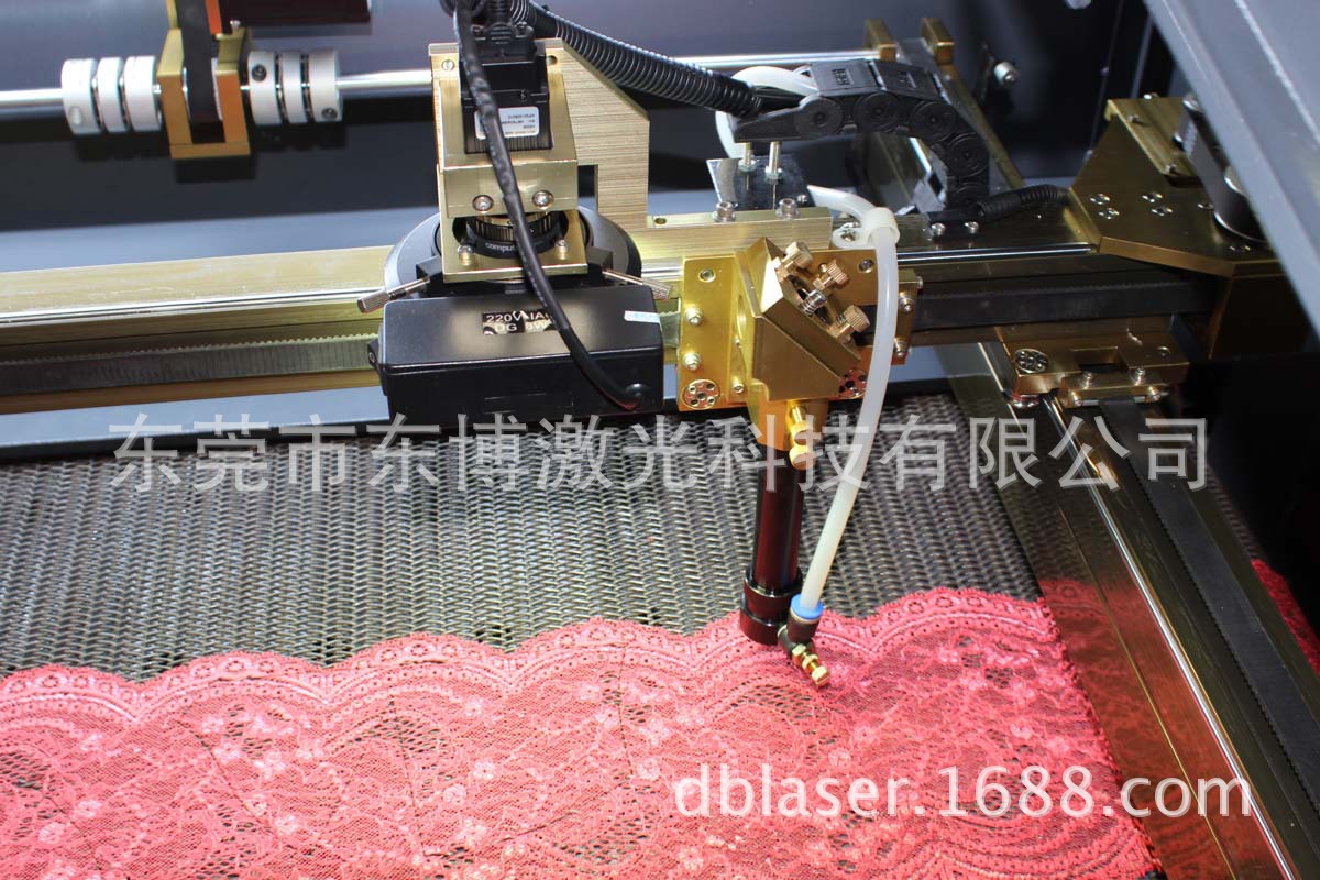 东莞小型激光切割机智能巡边分屏防皱切割系统自动送料蕾丝布切割