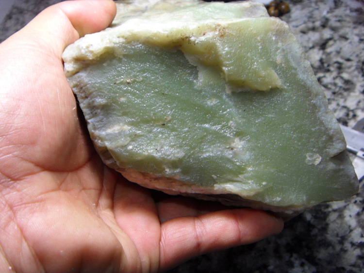 和田玉糖白山料,油性密度俱佳且末糖白玉山料,特价卖